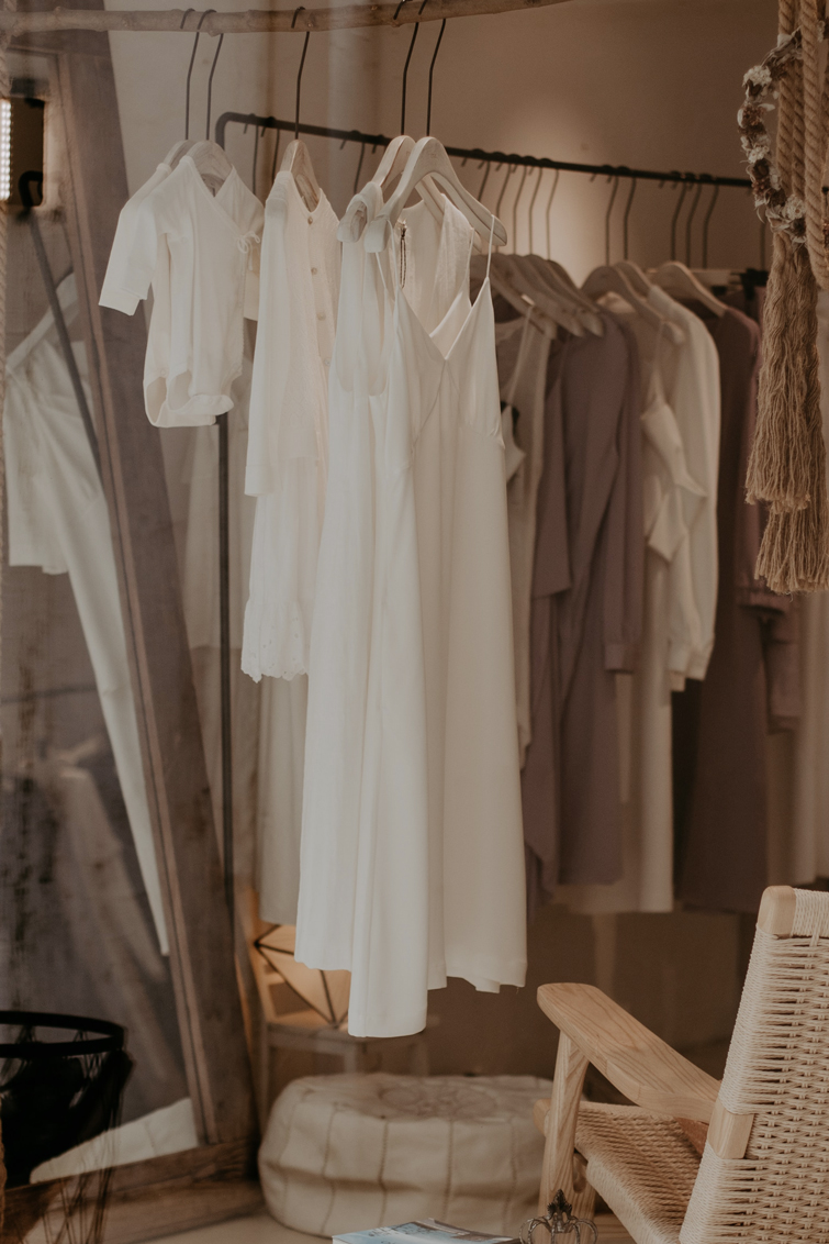 Kleidung, die in einem Geschäft sichtbar ist in second hand kleidung in köln ankauf