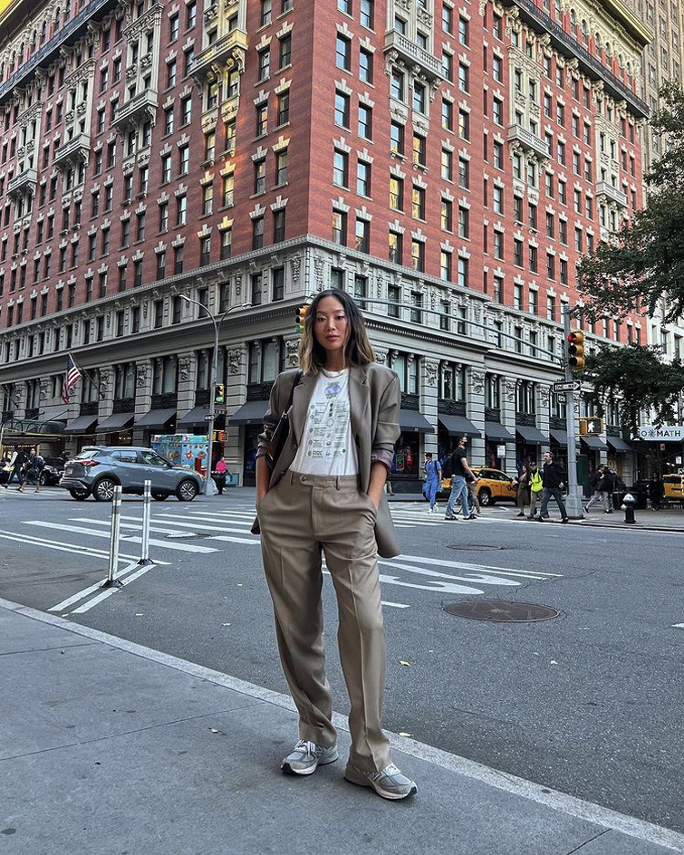 eine der wichtigste Influencerinnen der Welt: Aimee Song in einem beigen Kostüm wird in den Straßen von New York fotografiert 
