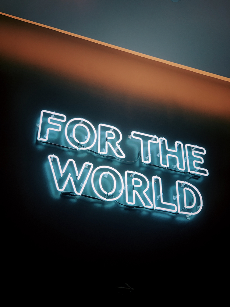 Leuchtschrifttafel, auf der "For the world" steht. Kleidung und Denim Herstellung sind einer der umweltschädlichsten Faktoren auf unserem Planeten