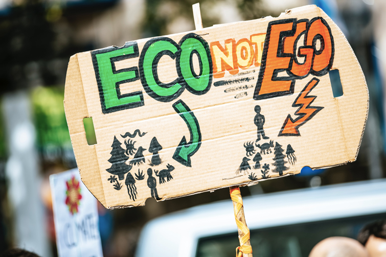 Konsummuster Demonstration wo ein Pappschild, auf dem "ECO NOT EGO" steht