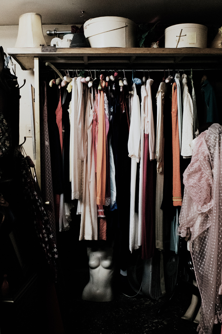 Kleiderschrank mit Kleidung um eine Kleidertauschparty zu organisieren